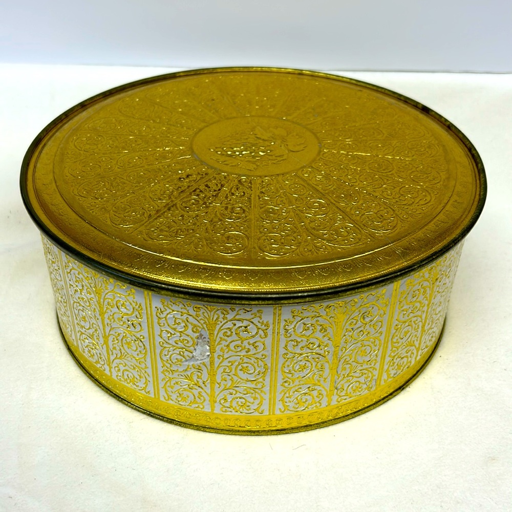 Vintage large 10.5”  lidded tin marked  “Guildcraft” NewYork USA